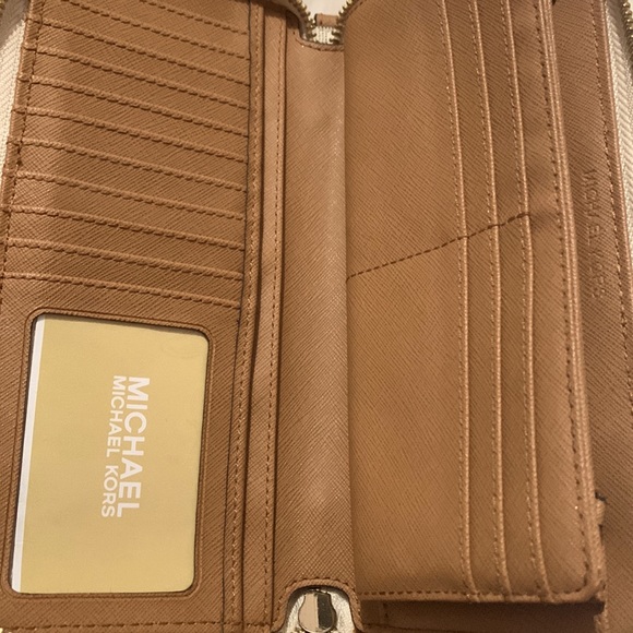 Michael Kors wallet - Picture 4 of 6